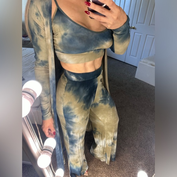 3 PiECE SET, INCLUDES CARDIGAN. - Picture 3 of 4